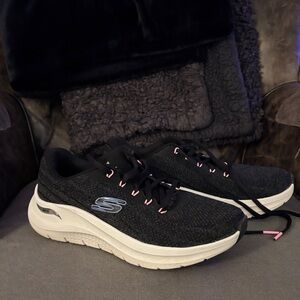 Skechers Women's Black and Pink Sneakers